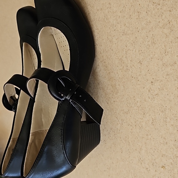 Womens patent leather heels with strap - Picture 2 of 6